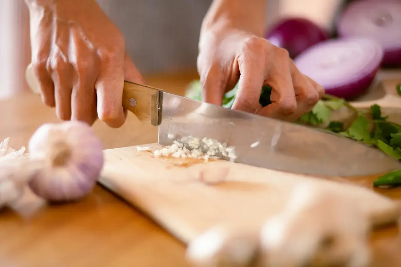 Ma�trisez l'art de ciseler un oignon : la technique pour des recettes parfaites